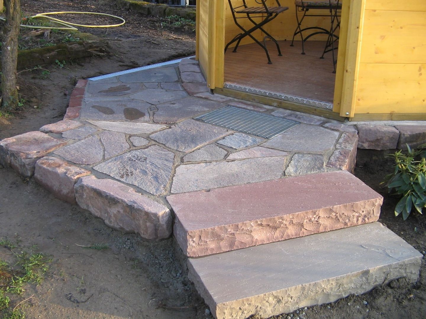 Steinweg mit Steintreppe