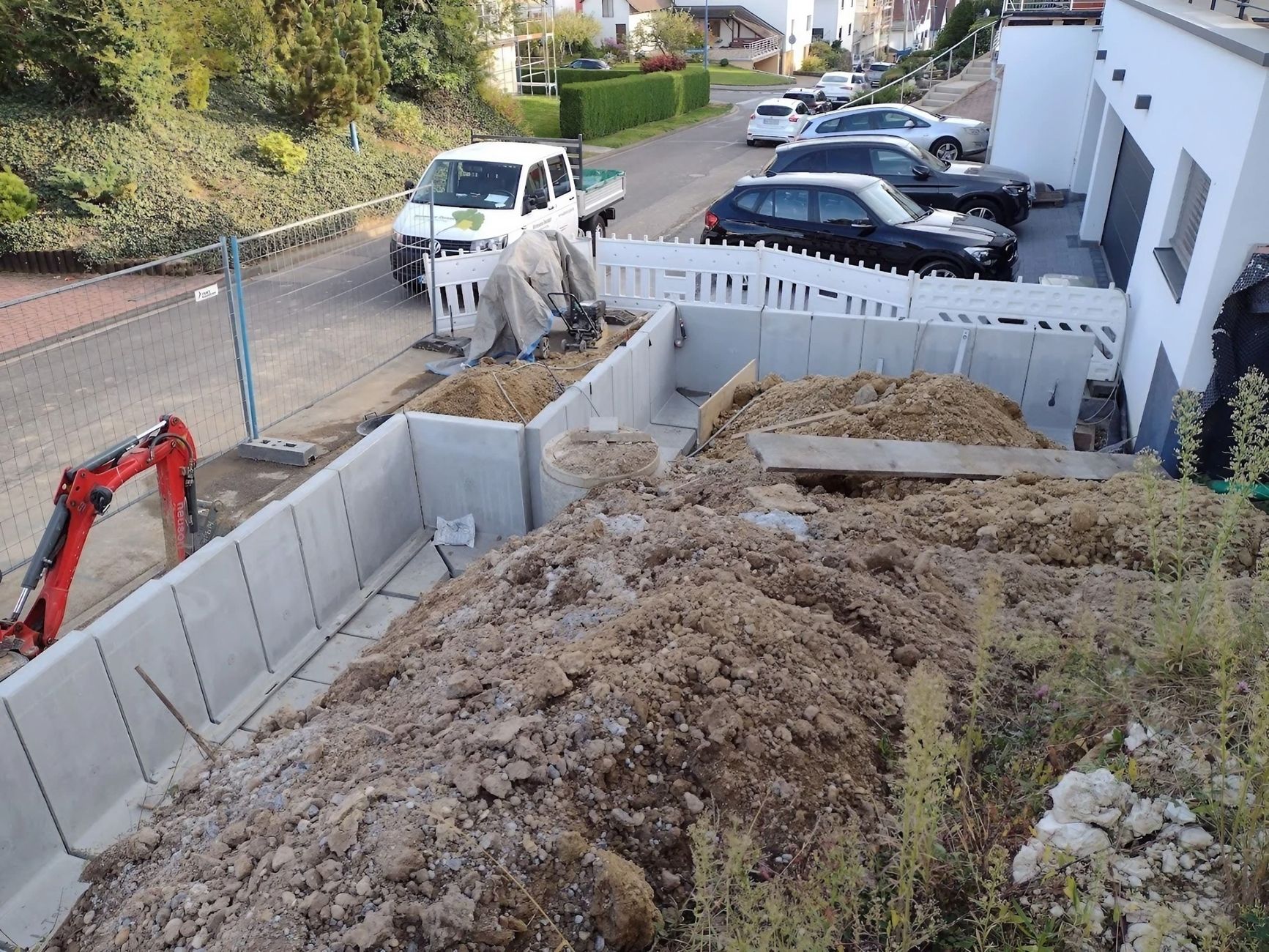 Bau einer Gartenmauer in einem Vorgarten