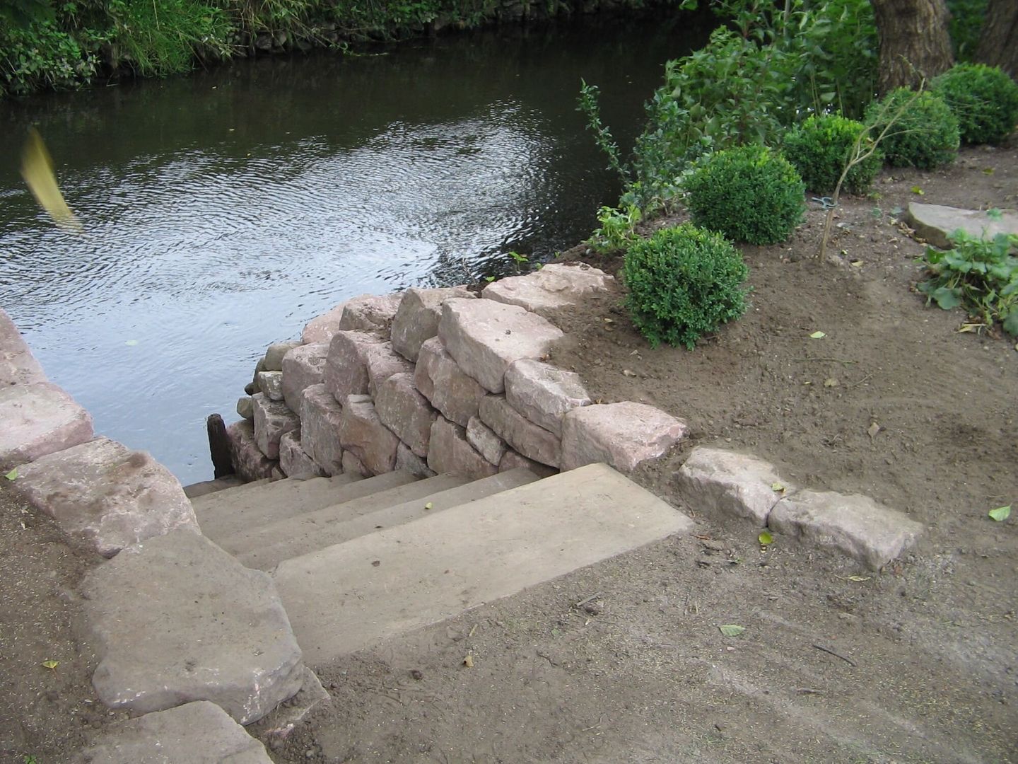 Steintreppe zu einem See