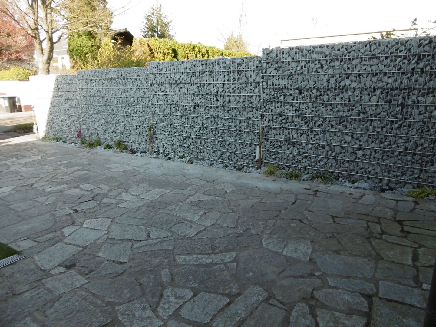 Neu angelegte Gabionenmauer